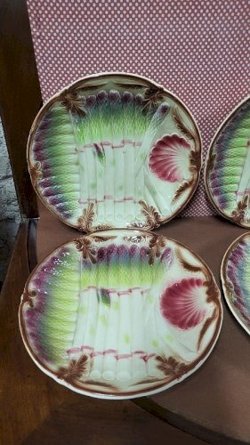 SERIE DE 6 ASSIETTES A ASPERGES EN BARBOTINE