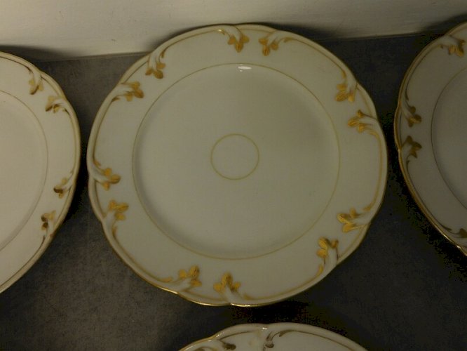 SERIE DE 6 ASSIETTES EN PORCELAINE BLANCHE ET DORURE