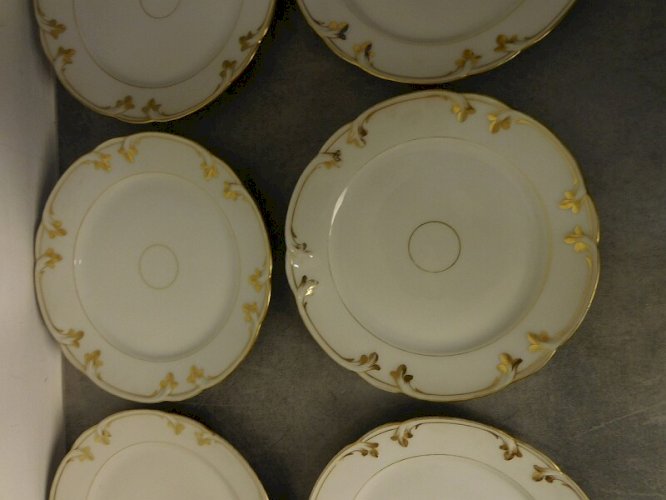 SERIE DE 6 ASSIETTES EN PORCELAINE BLANCHE ET DORURE