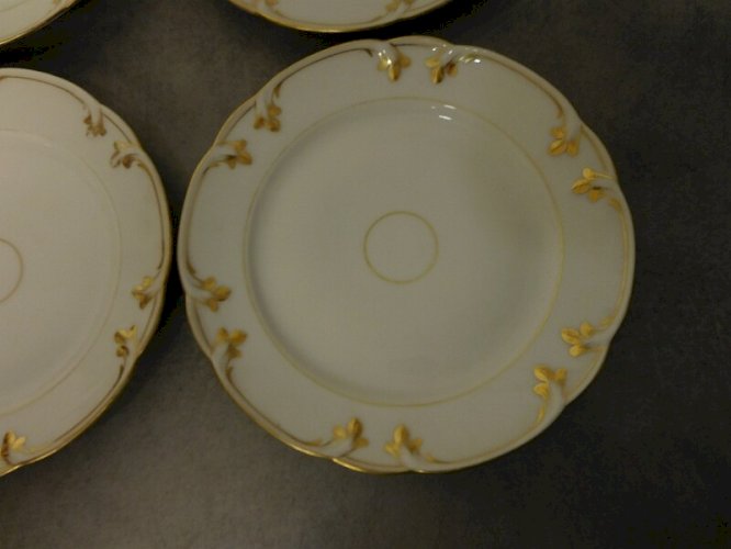 SERIE DE 6 ASSIETTES EN PORCELAINE BLANCHE ET DORURE