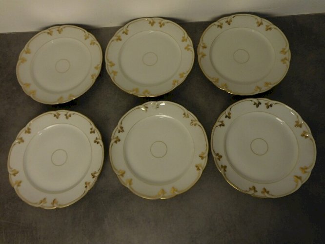SERIE DE 6 ASSIETTES EN PORCELAINE BLANCHE ET DORURE