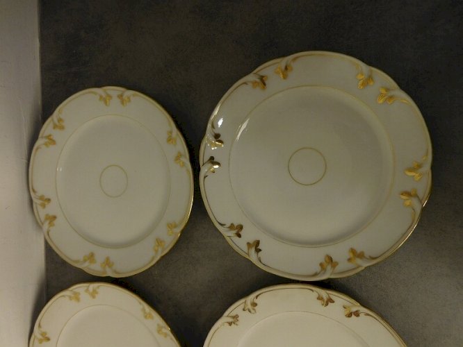 SERIE DE 6 ASSIETTES EN PORCELAINE BLANCHE ET DORURE