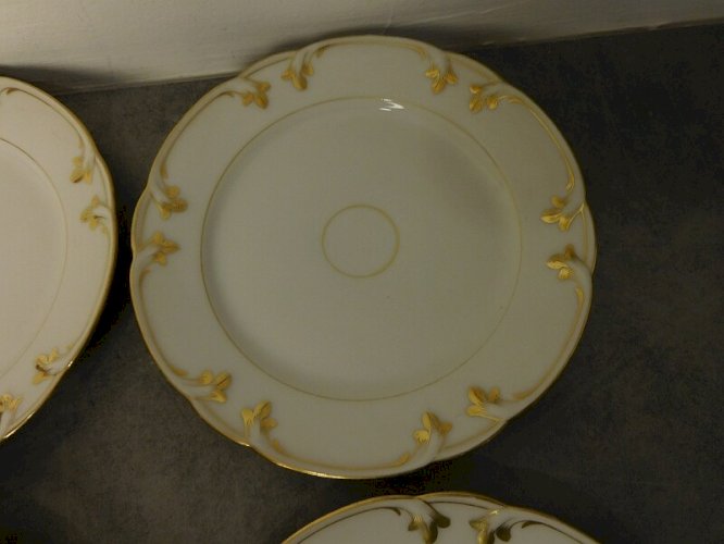 SERIE DE 6 ASSIETTES EN PORCELAINE BLANCHE ET DORURE