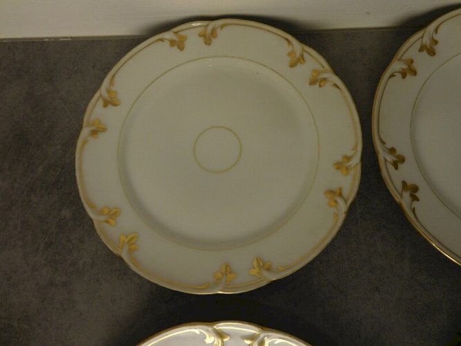SERIE DE 6 ASSIETTES EN PORCELAINE BLANCHE ET DORURE