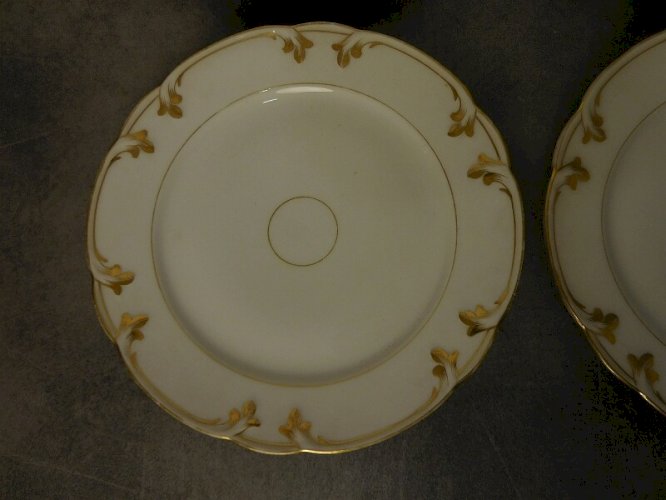 SERIE DE 6 ASSIETTES EN PORCELAINE BLANCHE ET DORURE