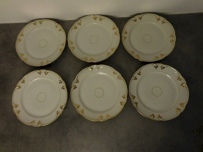 SERIE DE 6 ASSIETTES EN PORCELAINE BLANCHE ET DORURE