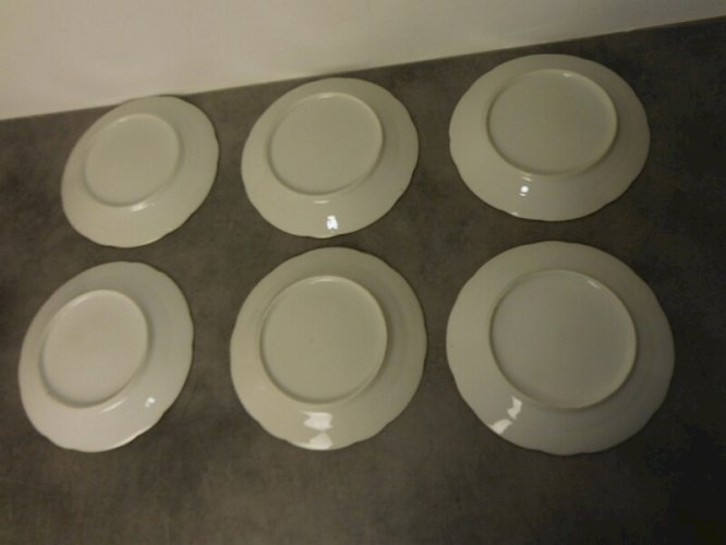 SERIE DE 6 ASSIETTES EN PORCELAINE BLANCHE ET DORURE
