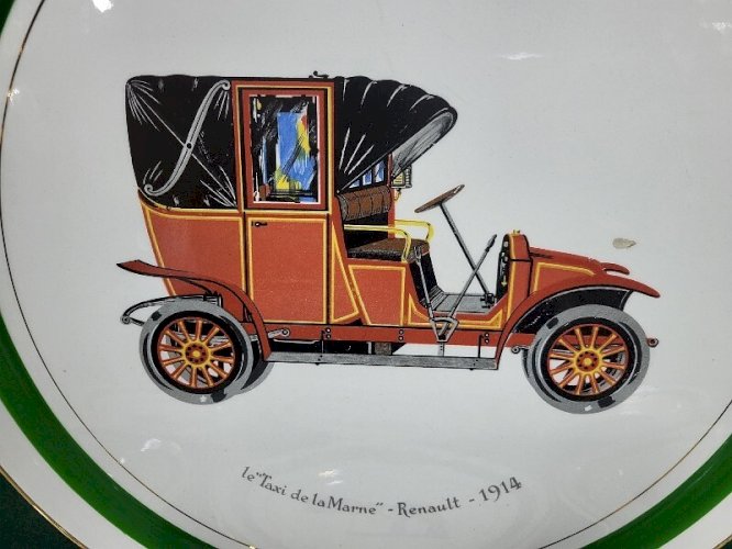SERIE DE 6 ASSIETTES ET 1 PLAT EN FAIENCE DE GIEN SUR L'AUTOMOBILE