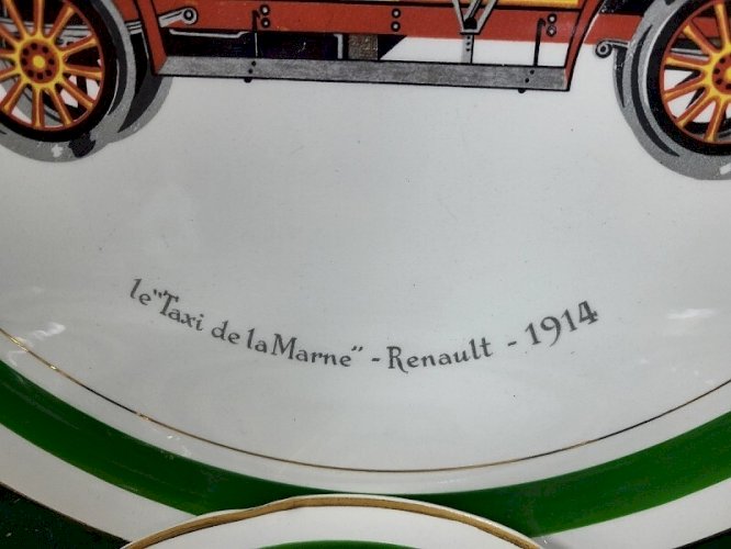 SERIE DE 6 ASSIETTES ET 1 PLAT EN FAIENCE DE GIEN SUR L'AUTOMOBILE