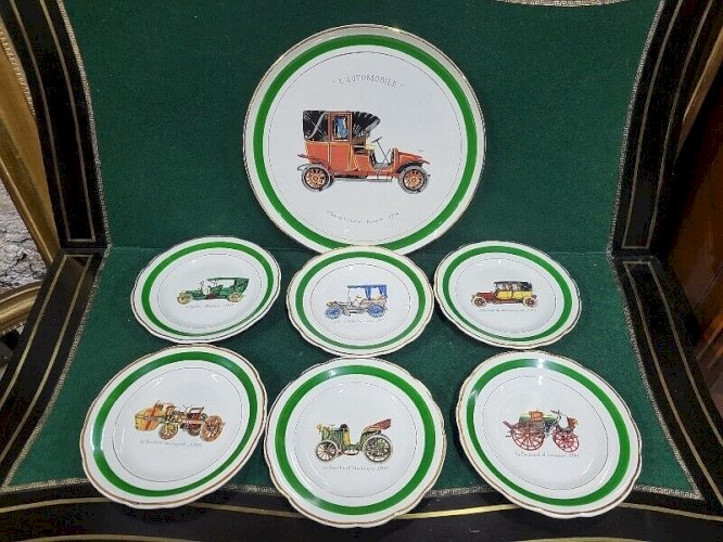 SERIE DE 6 ASSIETTES ET 1 PLAT EN FAIENCE DE GIEN SUR L'AUTOMOBILE