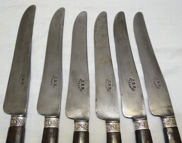 -SERIE DE 6 COUTEAUX MANCHES BOIS PEINT LAMES GRAVEES CBB GARANTI VIROLES ARGENT
