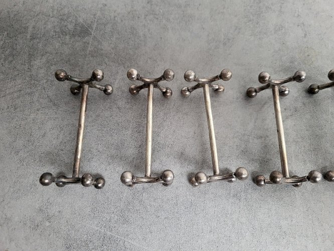 SERIE DE 6 PORTE COUTEAUX EN METAL ARGENTE