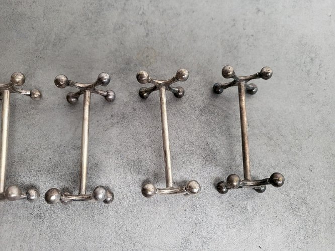 SERIE DE 6 PORTE COUTEAUX EN METAL ARGENTE