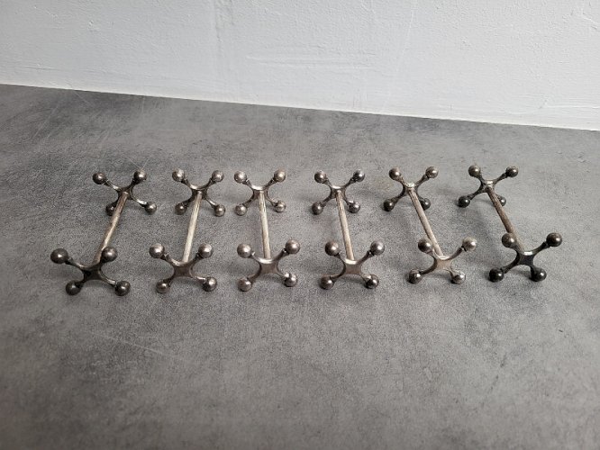 SERIE DE 6 PORTE COUTEAUX EN METAL ARGENTE
