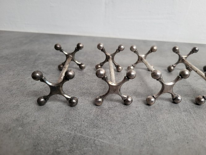 SERIE DE 6 PORTE COUTEAUX EN METAL ARGENTE