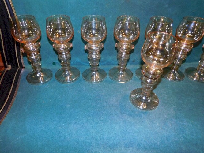 SERIE DE 9 VERRES DES ANNEES 1900