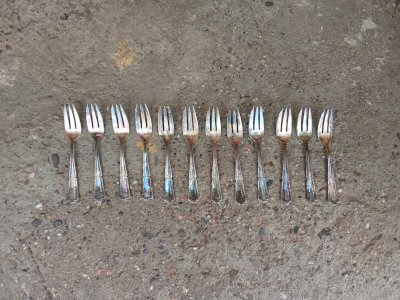 Série de douze fourchettes à dessert ancienne 