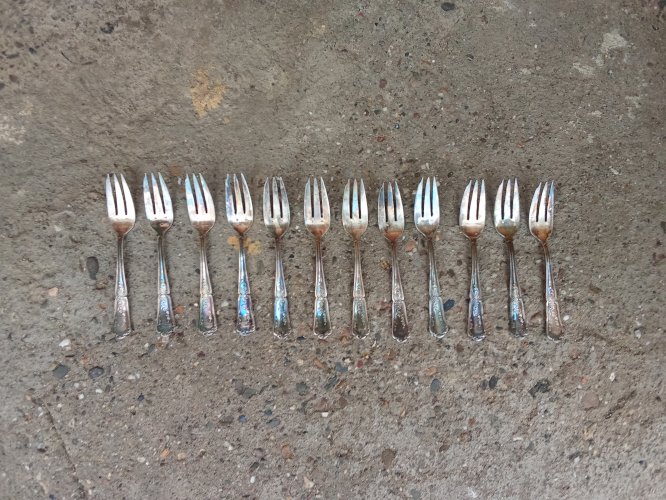 Série de douze fourchettes à dessert ancienne 