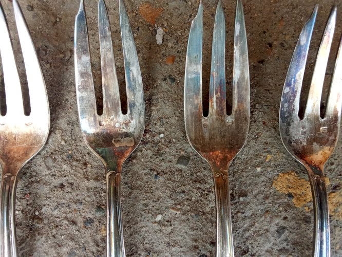 Série de douze fourchettes à dessert ancienne 