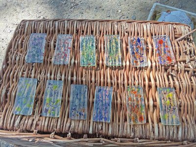 Série de douze porte-couteaux en verre multicolore 