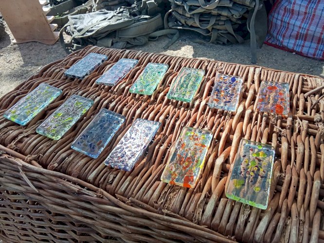 Série de douze porte-couteaux en verre multicolore 