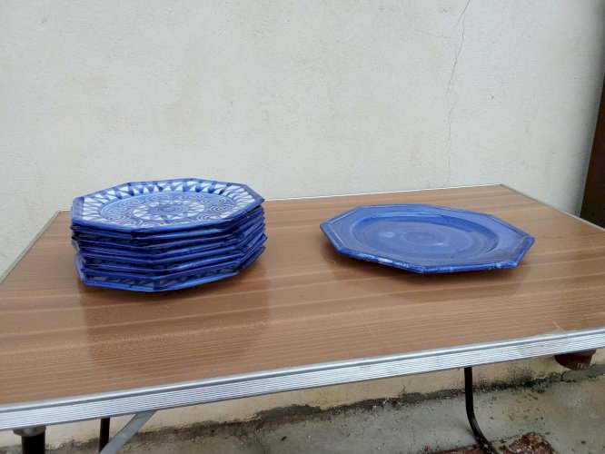 Série de huit assiettes assiette octogonale bleue et blanche du milieu du siècle La Roue Vallauris attribuées a Robert Picault ainsi qu'un plat de couleur bleu signé Robert Picault