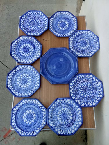 Série de huit assiettes assiette octogonale bleue et blanche du milieu du siècle La Roue Vallauris attribuées a Robert Picault ainsi qu'un plat de couleur bleu signé Robert Picault