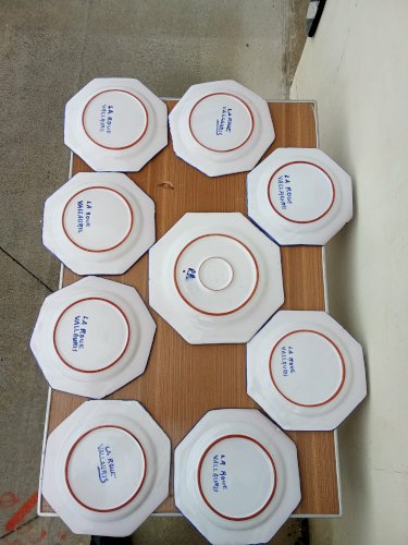 Série de huit assiettes assiette octogonale bleue et blanche du milieu du siècle La Roue Vallauris attribuées a Robert Picault ainsi qu'un plat de couleur bleu signé Robert Picault