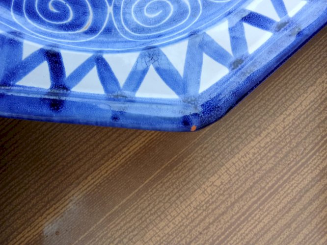 Série de huit assiettes assiette octogonale bleue et blanche du milieu du siècle La Roue Vallauris attribuées a Robert Picault ainsi qu'un plat de couleur bleu signé Robert Picault