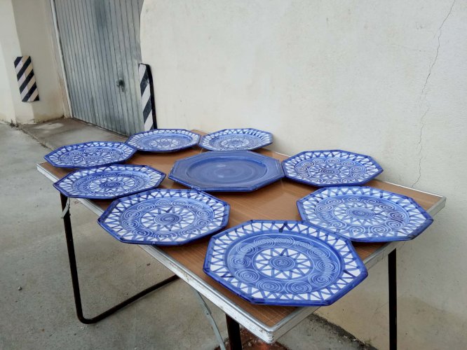 Série de huit assiettes assiette octogonale bleue et blanche du milieu du siècle La Roue Vallauris attribuées a Robert Picault ainsi qu'un plat de couleur bleu signé Robert Picault