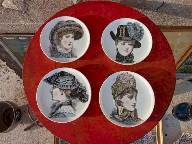 Série de quatre assiettes en porcelaine de Paris 