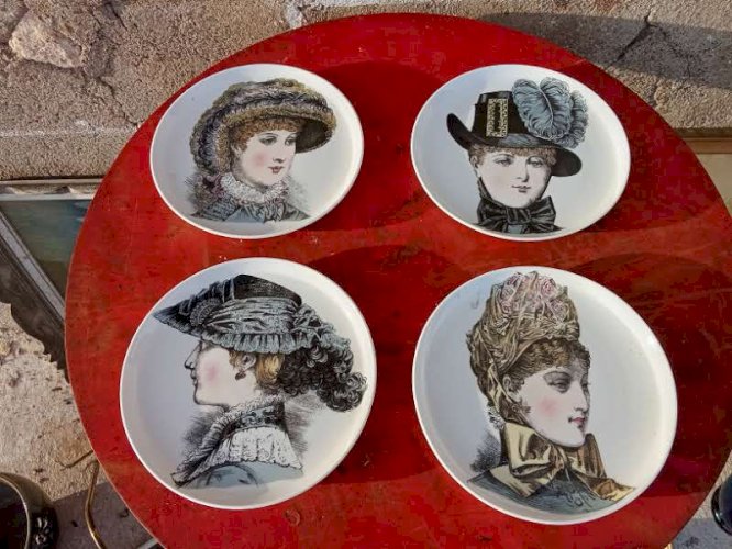 Série de quatre assiettes en porcelaine de Paris 
