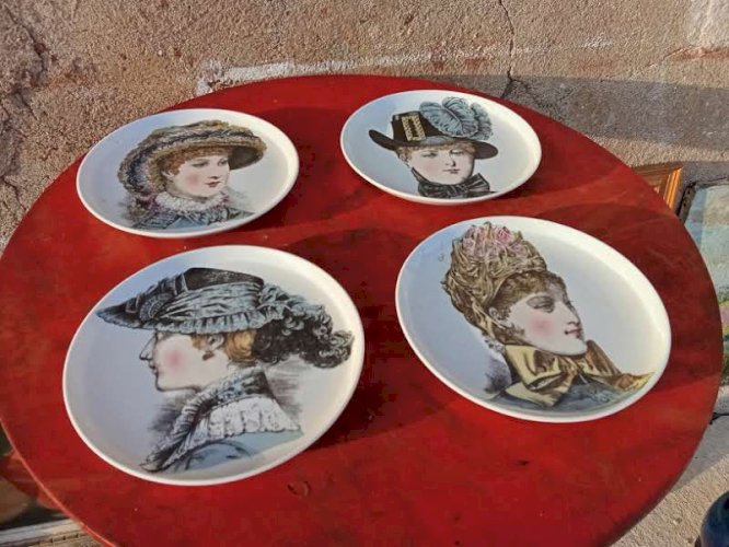 Série de quatre assiettes en porcelaine de Paris 