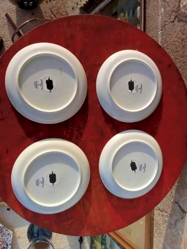 Série de quatre assiettes en porcelaine de Paris 