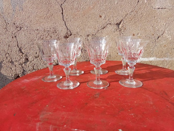 Série de sept verres à pied en cristal de Baccarat