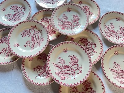 Série de treize assiettes faïence de Gien fin XIXe – Les chardons - teinte rose