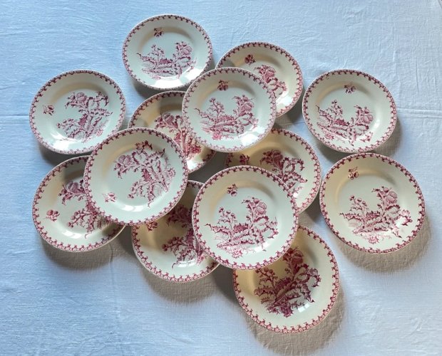 Série de treize assiettes faïence de Gien fin XIXe – Les chardons - teinte rose