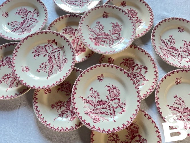 Série de treize assiettes faïence de Gien fin XIXe – Les chardons - teinte rose