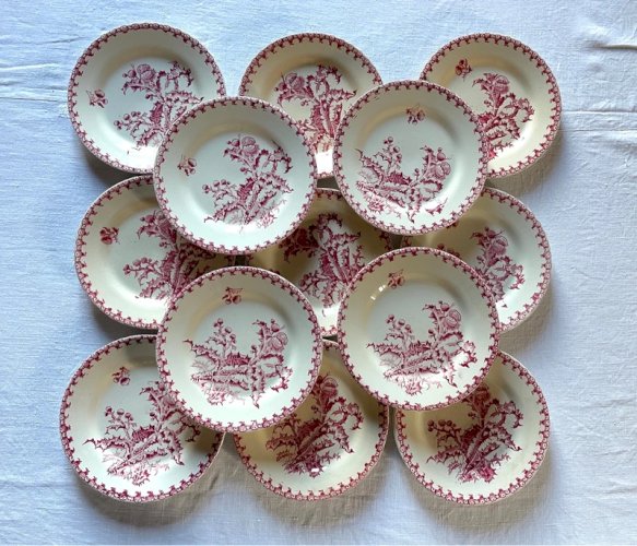 Série de treize assiettes faïence de Gien fin XIXe – Les chardons - teinte rose