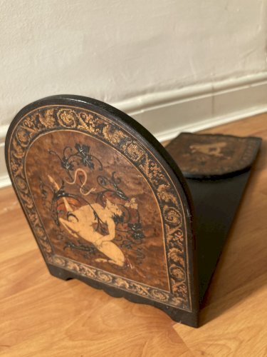 Serre livres à décor de créature divine en marquetterie 