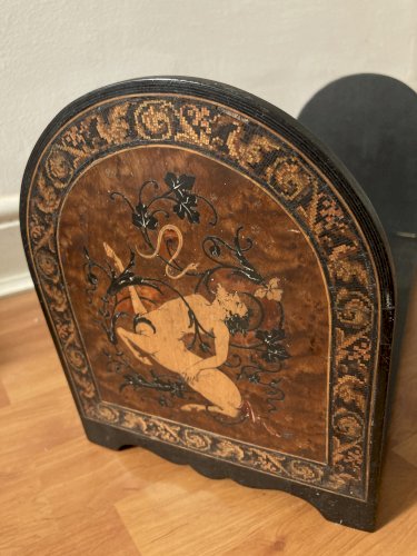 Serre livres à décor de créature divine en marquetterie 