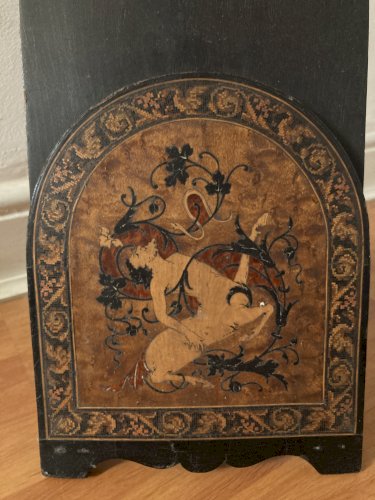 Serre livres à décor de créature divine en marquetterie 