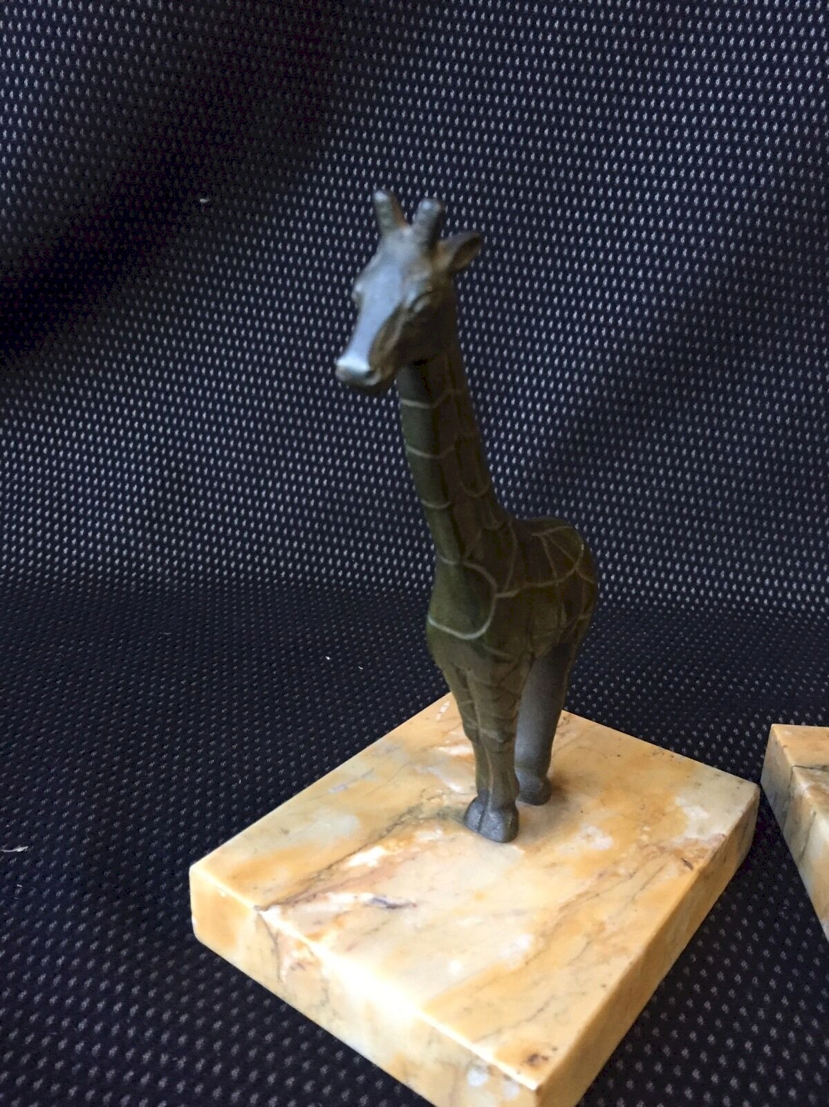 Serre-livre Girafe Et Livre – Bois Exotique Dur – Sculpture Décorative Marron