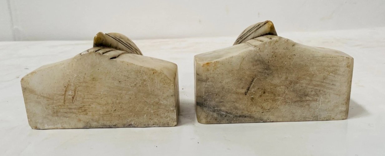 Serrelivres en albatre a décor de péruches XX siècle