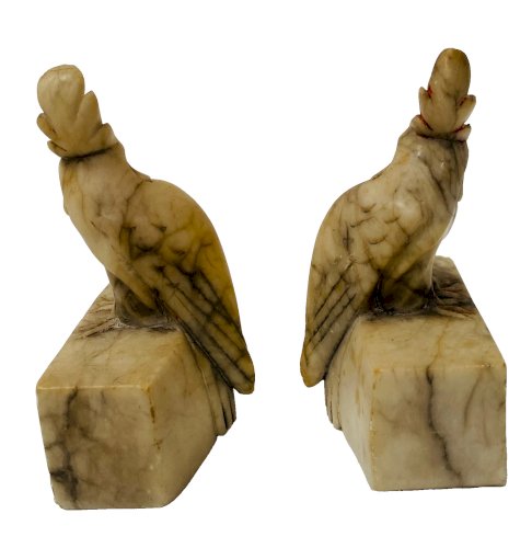 Serrelivres en albatre a décor de péruches XX siècle