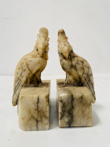 Serrelivres en albatre a décor de péruches XX siècle