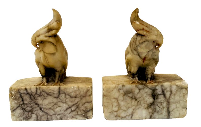 Serrelivres en albatre a décor de péruches XX siècle