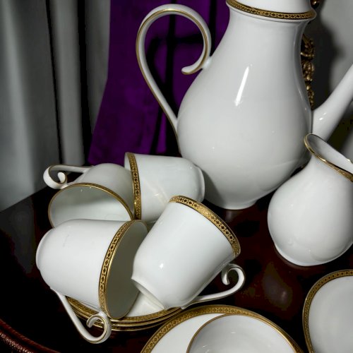 Service à café ancien en porcelaine – 9 personnes, dorure profonde