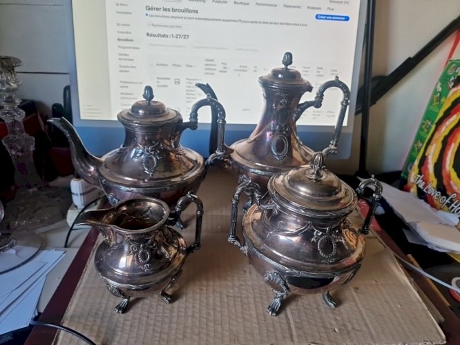 SERVICE À CAFE ET À THÉ COMPLET EN MÉTAL ARGENTÉ