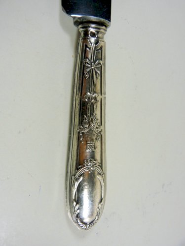 Service à découper XIX° manches argent fourré sculpté Louis XVI, poinçons, boîte